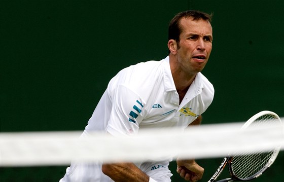 eský tenista Radek tpánek podává v utkání 2. kola Wimbledonu, které musel