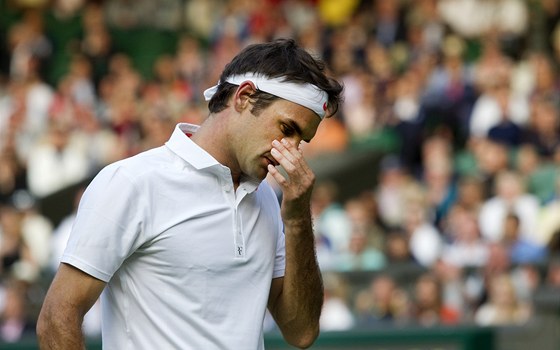KONEC. výcarský tenista Roger Federer senzan prohrál ve Wimbledonu u ve 2....