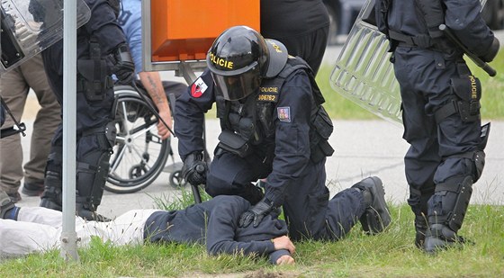 Policista zadržuje demonstranta v Českých Budějovicích (29. června 2013)