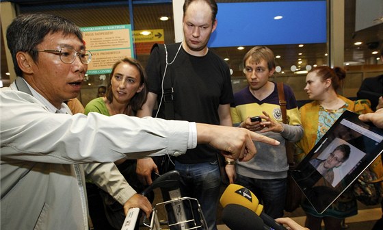 Novinái na letiti v Moskv ukazují pasaérm letu z Hongkongu Snowdenovu...
