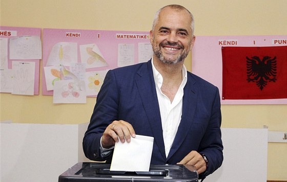 Vdce opoziních socialist Edi Rama u voleb (23. ervna 2013)