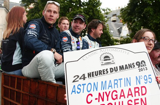 Dánský jezdec Allan Simonsen (vlevo) pár hodin ped startem letoní Le Mans,