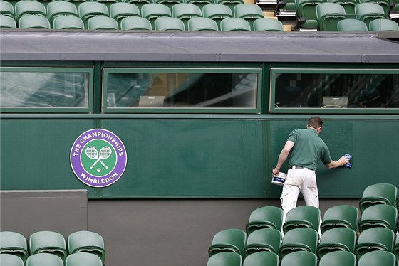 Poslední pípravy ped zaátkem letoního Wimbledonu.