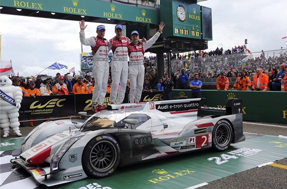 Posádka stáje Audi ve sloení (zleva) Tom Kristensen, Loic Duval a Allan McNish