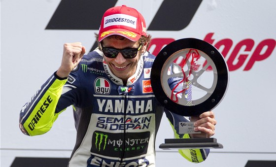 Takhle Valentino Rossi slavil letoní vítzství v Nizozemsku, te bude spolen s Lorenzem testovat v Brn.