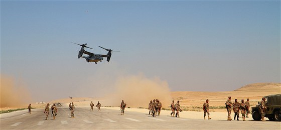 Výsadkový letoun V-22 Osprey během cvičení Eager Lion v Jordánsku