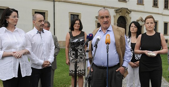 Lídi koalice se seli v Bevnovském klátee v Praze (22. ervna 2013)
