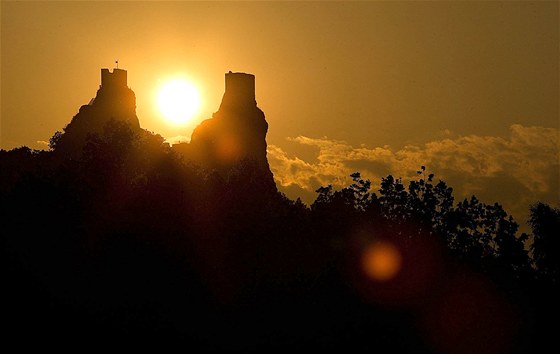 Východ slunce nad zříceninou hradu Trosky.