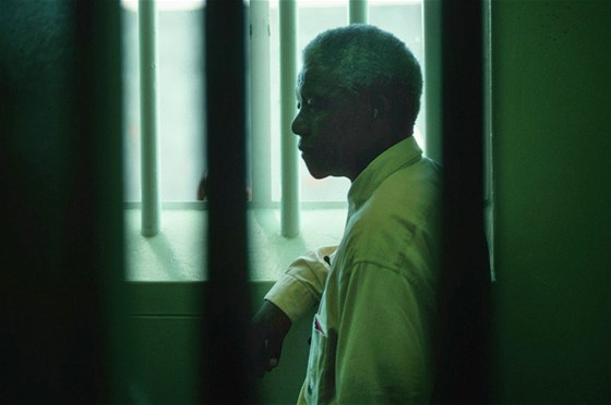 NÁVRAT DO CELY. Nelson Mandela pi návtv vzeské cely v neblaze proslulé...