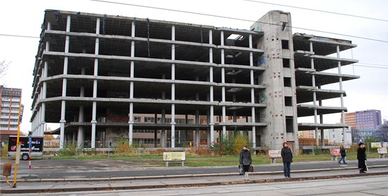 Skelet rozestavěné budovy v Ostravě hyzdil třicet let širší centrum Ostravy.