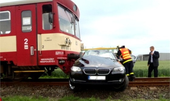 Motorák BMW zcela nerozdrtil, polská řidička nehodu přežila. (22. června 2013)