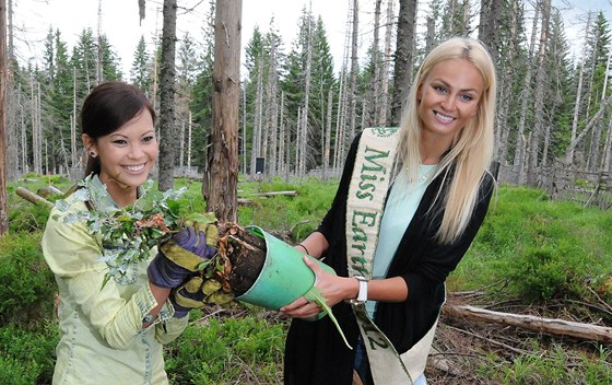 eská Miss Earth 2013 Monika Leová a Miss Earth 2012 Tereza Fajksová pózovaly