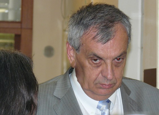 Bývalý starosta Náchoda Oldřich Čtvrtečka u náchodského soudu. (21. 6. 2013)