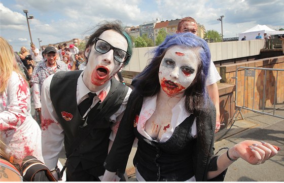 Zombie walk a potyka se zombie lovci, které se uskutenily v sobotu v Plzni.