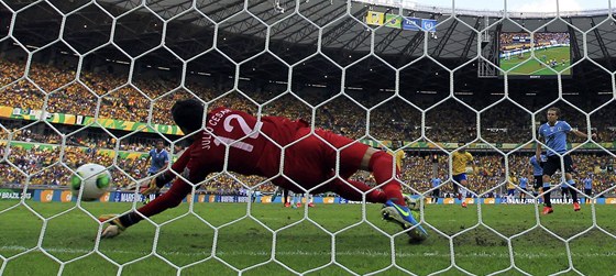 Brazilský branká Julio Cesar likviduje penaltu uruguayského útoníka Diega