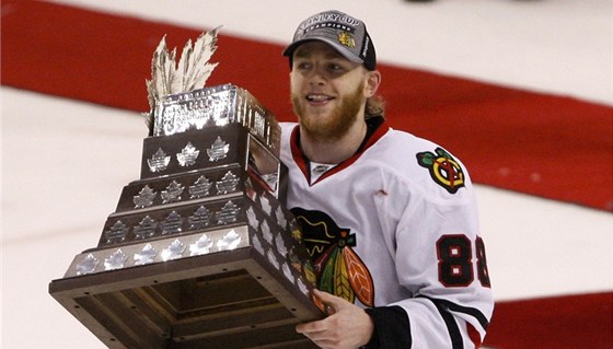 NEJUITENJÍ HRÁ PLAY-OFF. Patrick Kane z Chicaga s Conn Smythe Trophy. 