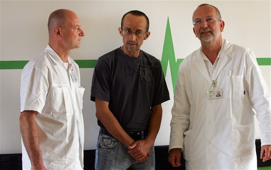 Chirurg Ivo Stowasser s pacientem Tomášem Vojtou a internistou Jiřím Vlasákem.