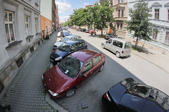 idii v Plachého ulici v Plzni parkují ikmo k chodníku místo podéln....