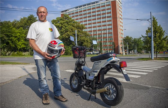 Jaroslav Holík má zatím zkuenosti jen s ryze komunální politikou v Bezvkách, vnoval se pedevím podnikání, coby výrobce mini-motorek u podnikl nkolik výprav.