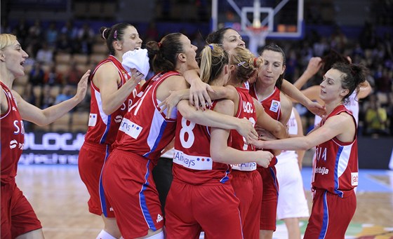 Radost srbských basketbalistek po výhe nad Chorvatskem.