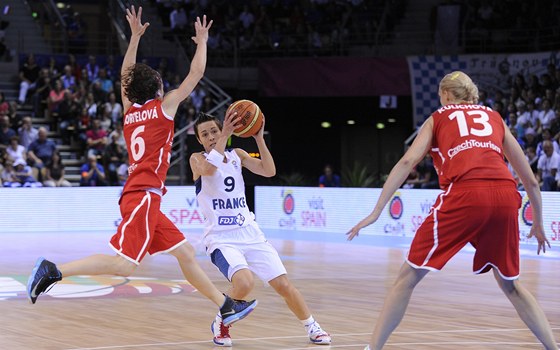 Francouzská basketbalistka Céline Dumercová bránná ekami Veronikou