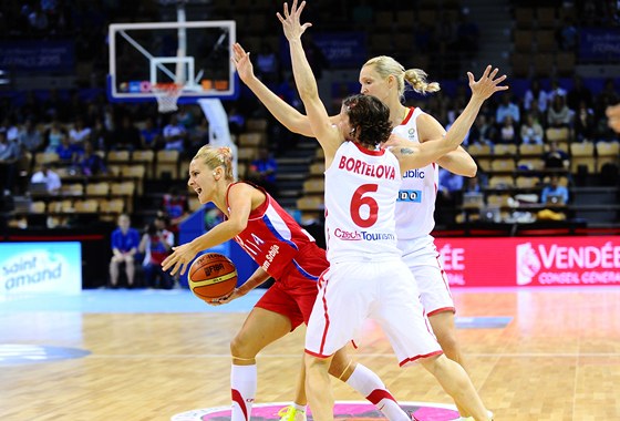 Srbská basketbalistka Milica Daboviová prochází eskou obranou.