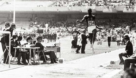 Bob Beamon na olympijských hrách v Mexiku 1968.