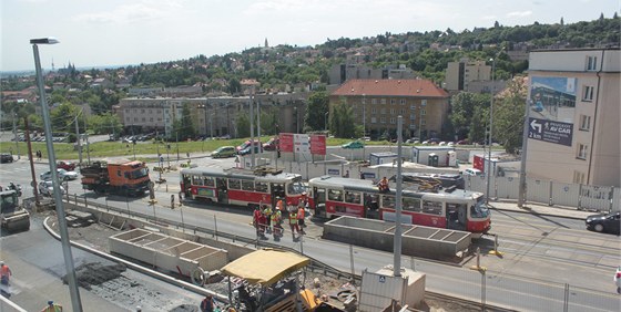 Strená trolej zastavila na dv hodiny provoz tramvají na Evropské tíd v