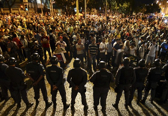 ada policist proti davu demonstrant v Rio de Janeiro v pondlí 24. ervna