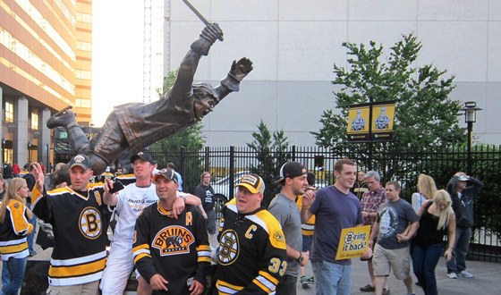 VZPOMÍNKA NA TITUL. Bobby Orr a jeho oslava vítězného gólu ve finále Stanley...
