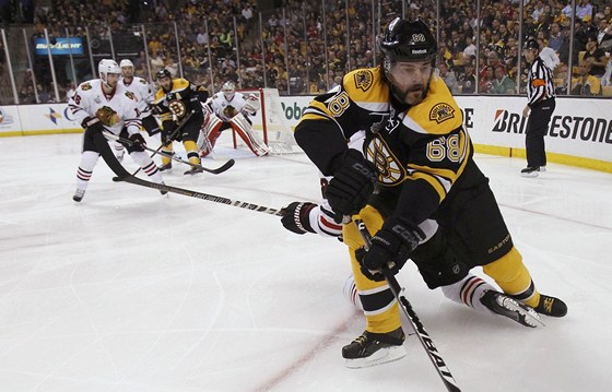 Jaromír Jágr z Bostonu ve tvrtém finále Stanley Cupu vymýlí, jak se z rohu