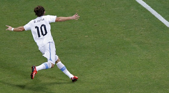 Diego Forlán z Uruguaye slaví svj vítzný gól proti Nigérii.