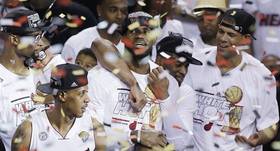 Basketbalisté Miami Heat slaví titul v NBA. Zleva stojí Chris Bosh, Mario