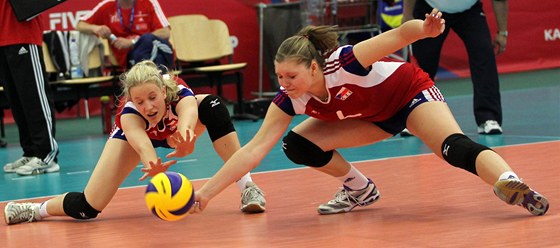 eské volejbalové juniorky Marie Kurková (vlevo) a Klára  Melicharová zasahují