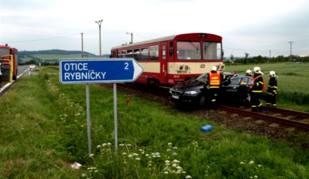Nehoda se stala na silniní odboce k Oticím a trati mezi Hradcem nad Moravicí