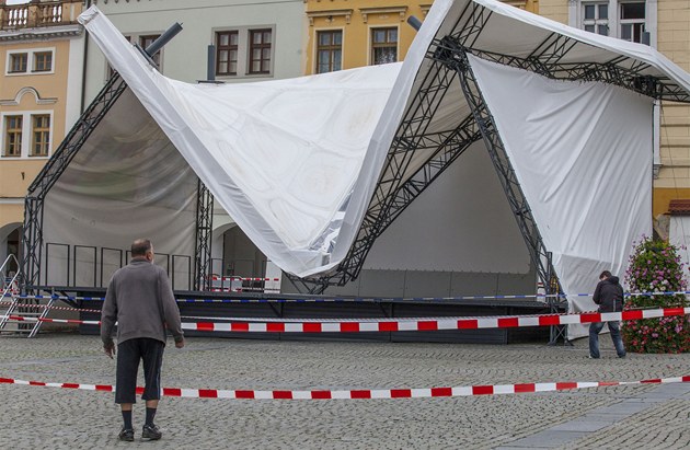 Z�ícené podium na Velkém nám�stí v Krom��í�i.