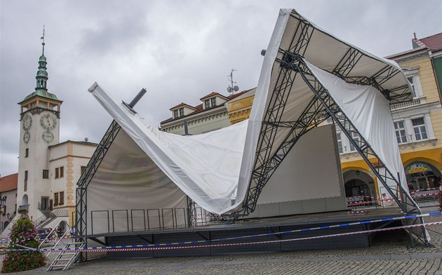 Z�ícené podium na Velkém nám�stí v Krom��í�i.