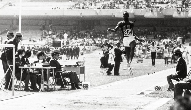 Legendární dálkař Beamon prodá v aukci olympijské zlato z Mexika 1968