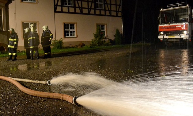 Kvůli dešti hasiči v Moravskoslezském kraji čerpali vodu a čistili kanály