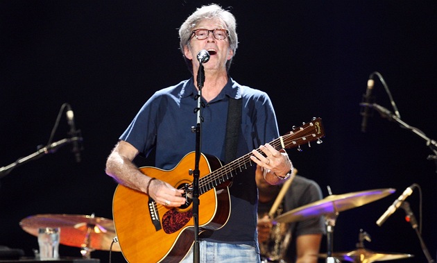 Eric Clapton b�hem koncertu v pra�ské O2 aren� 19. �ervna 2013