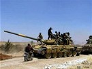 Syrtí rebelové na tanku, kterého se zmocnili po dobytí vojenské základny Iskan