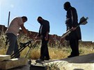 Provincie Idlíb. Syrtí rebelové odpalují podomácku vyrobené rakety (18. ervna