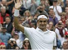 JET SE UVIDÍME. Roger Federer zdraví diváky po postupu do 2. kola Wimbledonu.