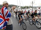 Fanoušek tleská cyklistům týmu Sky před startem jubilejní Tour de France.