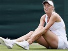 AU! Dánská tenistka Caroline Wozniacká se drí za kontík, který si podvrtla v