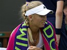 LEDOVÁNÍ. Dánská tenistka Caroline Wozniacká leduje zranný kotník ve 2.kole