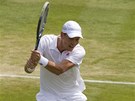 BEKHEND. eský tenista Tomá Berdych zasahuje míek ve 2. kole Wimbledonu.