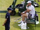 ODPOINEK. eský tenista Tomá Berdych sedí na lavice bhem 2. kola Wimbledonu.