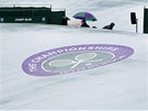 DÉ. V pátek ve Wimbledonu prelo, kurty byly pikryté plachtami.