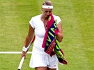 eská tenistka Petra Kvitová se utírá runíkem ve 3. kole Wimbledonu.